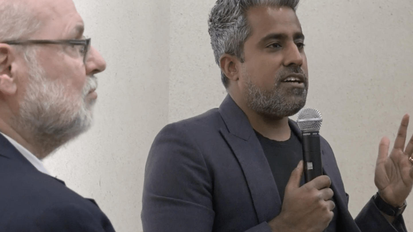 Anand Giridharadas speaks to students at Ritter Hall