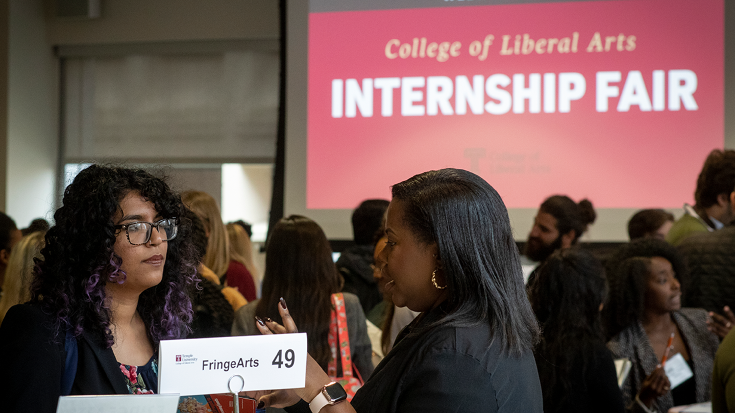 Students attend the 2019 CLA internship fair