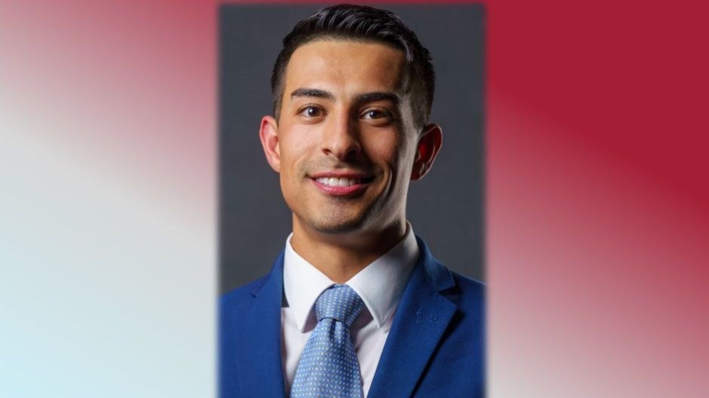image of alumni Andre DelValle in a blue suit
